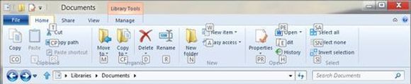 Home-fanen i Windows 8-utgaven av Explorer. Her vises også de tilknyttede tastatursnarveiene. <i>Bilde: Microsoft</i>