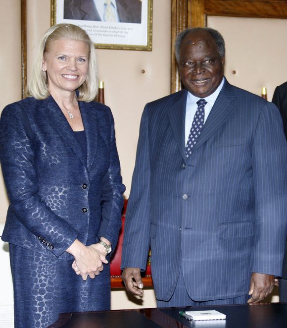 IBMs toppsjef Ginni Rometty møtte mandag Kenyas president Mwai Kibaki for å markere storsatsingen i Afrika. <i>Bilde: IBM</i>