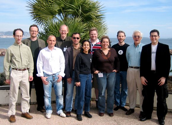 Gruppebilde fra et møte i W3Cs CSS Workgroup i 2006. Ian Hickson står som nummer tre fra høyre. På bildet er også, fra venstre, David Baron, Håkon Wium Lie, Cesar F. Acebal, Bert Bos, Daniel Glazman, Elika Etemad, Kevin Lawver, Molly E. Holzschlag, Steve Zilles og Tantek Çelik. <i>Bilde: Molly E. Holzschlag (CC BY-SA 2.0)</i>