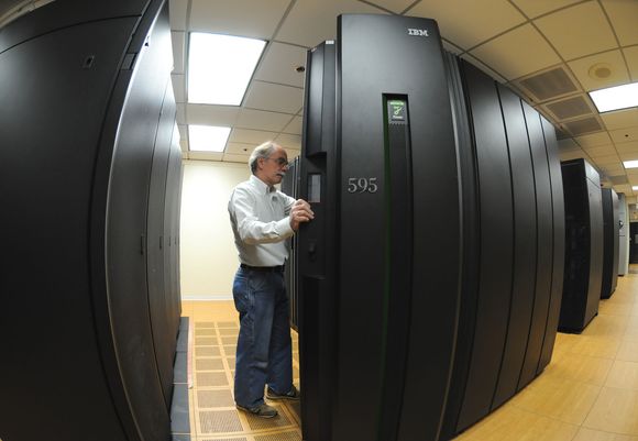 IBM Innovation Systems Engineer James Thoensen ved selskapets Cloud Computing Center i Southbury i delstaten Connecticut. Senteret er et av flere som skal støtte opp om IBMs ulike nettskytjenester. <i>Bilde: FPS</i>