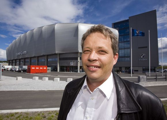 Stig Hogalmen, sjef for Alcatel-Lucent i Norge, foran Telenor Arena. Foto: Per Ervland. <i>Bilde: Per Ervland</i>
