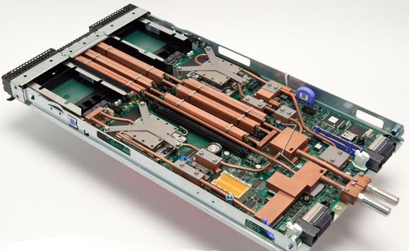 Vannkjølt IBM BladeServer HS22 for bruk i Aquasar. <i>Bilde: IBM Research Zürich</i>