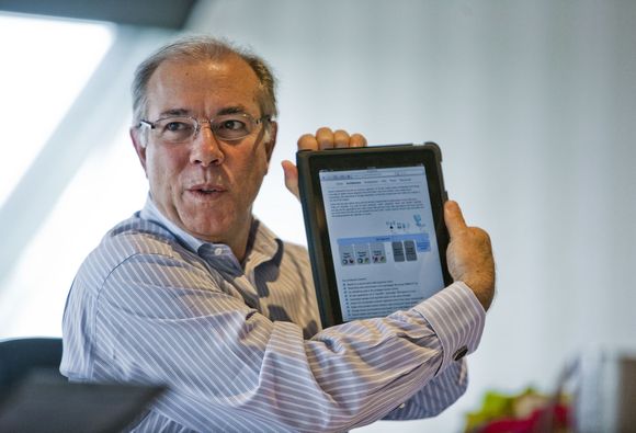 Mark Templeton er betatt av evnen iPad gir ham til alltid å hente fram informasjon, her via det trådløse lokalnettet på Grand Hotel i Oslo. <i>Bilde: Per Ervland</i>