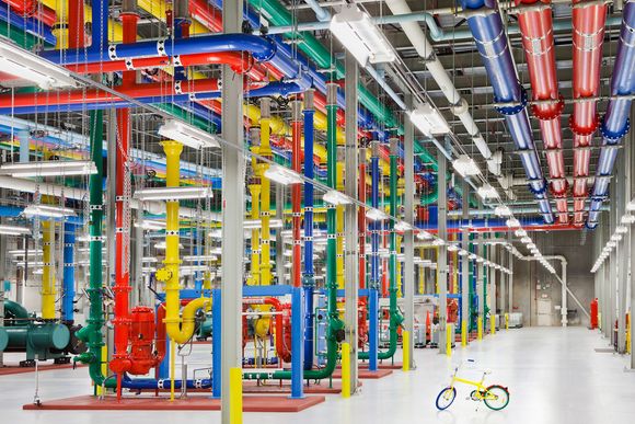 Kjøleanlegg ved Googles datasenter i Douglas County, Georgia. Rørene er malt i ulike farger for å gjøre det enklereå skille mellom hvilke rør som brukes til hva. <i>Bilde: Google/Connie Zhou</i>