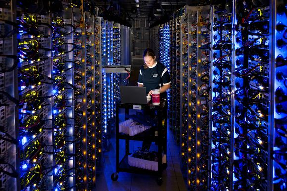 Denise Harwood ved Googles datasenter i The Dalles, Oregon, diagnosiserer en overopphetet CPU. <i>Bilde: Google/Connie Zhou</i>