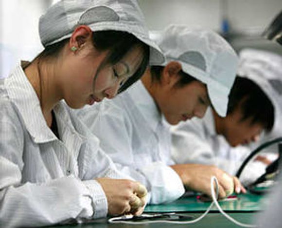 Arbeidere ved Foxconns fabrikker er gjerne unge kvinner  fra utkantstrøk. <i>Bilde: Apple</i>