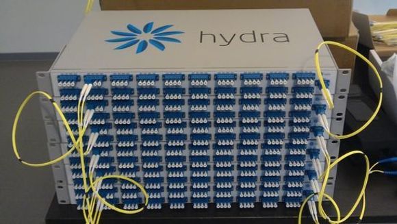 Bayonettes egenkonstruerte DWDM splitter lys i opptil 160 kanaler over samme fibertråd. Kapasiteten per linje er 1,6 terabit per sekund. <i>Bilde: Bayonette</i>