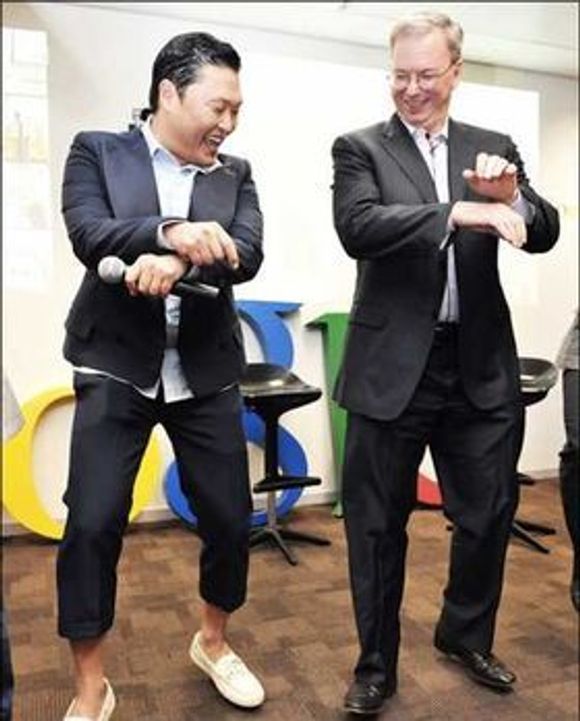 Eric Schmidt (t.h.) og artisten PSY danser Gangnam Style hos Google i Sør-Korea <i>Bilde: Google Korea</i>