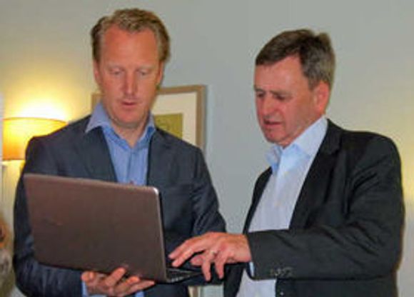 Anders Huge (tv) og Jan Ö–stling i Intel Sweden mens de demonstrerer en UltraBook. <i>Bilde: Harald Brombach</i>