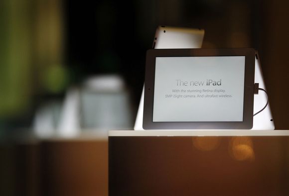 Apples nye iPad sett fra et utstillingsvindu i Sydney. <i>Bilde: Reuters/Scanpix</i>