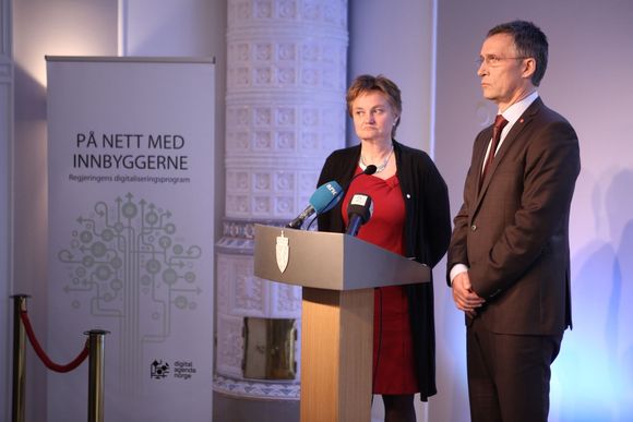 Statsminister Jens Stoltenberg og IT-statsråd Rigmor Aasrud presenterte planene på en pressekonferanse i regjeringens representasjonsanlegg onsdag. <i>Bilde: Per Ervland</i>