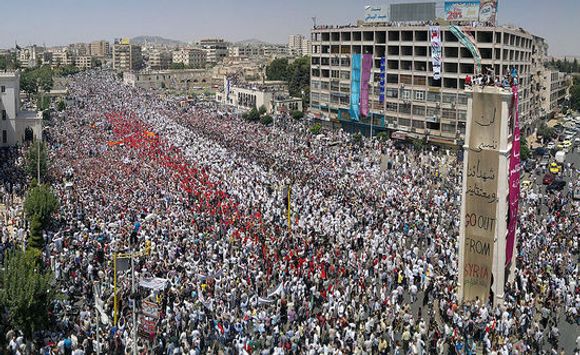 22. juli demonstrerte 700 000 i Al-Assy-plassen i Hama, mot Assad-regimet. <i>Bilde: Wikimedia Commons</i>