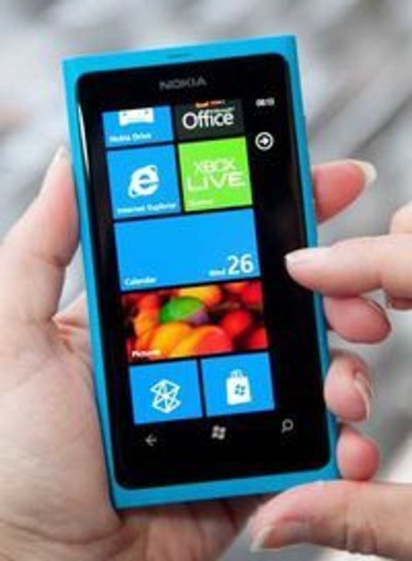 Foruten nytt operativsystem ligner den nye toppmodellen svært mye på Nokias N9. <i>Bilde: Nokia</i>