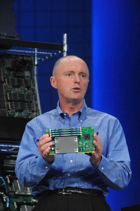 Sean Maloney i Intel viser fram en  mikroserver-prototyp under IDF i september. <i>Bilde: Intel</i>