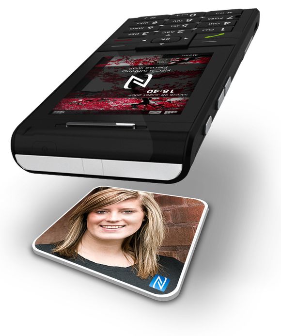 Med et NFC-kort kan man ringe sine nærmeste uten å måtte lete dem opp gjennom telefonens menyer og kontaktliste. <i>Bilde: Sagem</i>