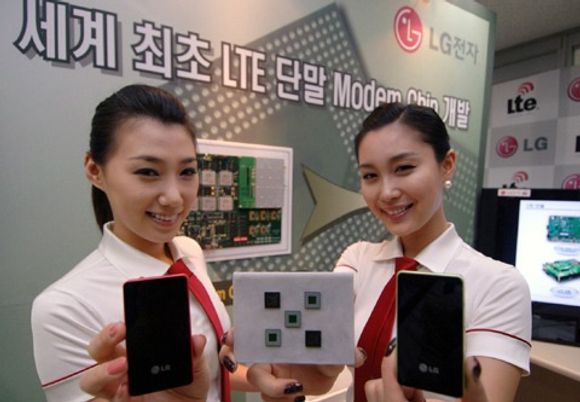 Representanter for LG Electronics med LTE-modembrikker og -mobiler.