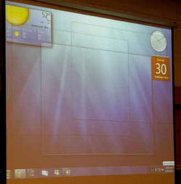 I Windows 7 blir vinduene gjennomsiktlige hvis man drar musen over et ikon nederst til høyre på skjermen.