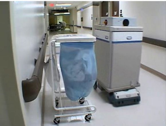 BBC opplyser ikke om hvem som leverer robotene til Forth Valley-sykehuset. Bildet er hentet fra den amerikanske leverandøren Aethon, og viser en av deres helseroboter i aksjon i et amerikansk sykehus. <i>Bilde: Aethon</i>