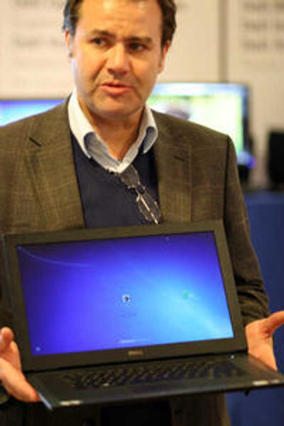 Produktsjef David Hall i Dell Norge viser frem en av de mange modellene de tilbyr med Windows. Han har merket seg økt interesse for Linux, men har foreløpig få modeller å tilby. <i>Bilde: Marius Jørgenrud</i>