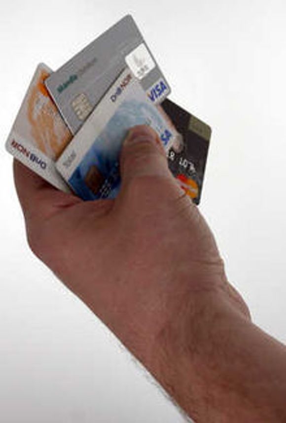 Lett å kopiere: Alle bankkort i Norge leveres nå med chip. Samtidig leveres de med magnetstripe, og dermed er kortet like lett å kopiere som tidligere, ifølge Forbrukerrådet. <i>Bilde: Marius Jørgenrud</i>
