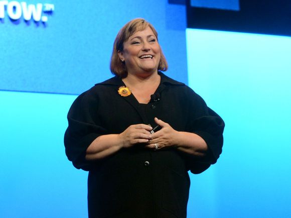 Renée James leder Intels Software and Services Group. Her er hun avbildet under gårsdagens hovedtale ved Intel Developer Forum i San Francisco. <i>Bilde: Intel</i>