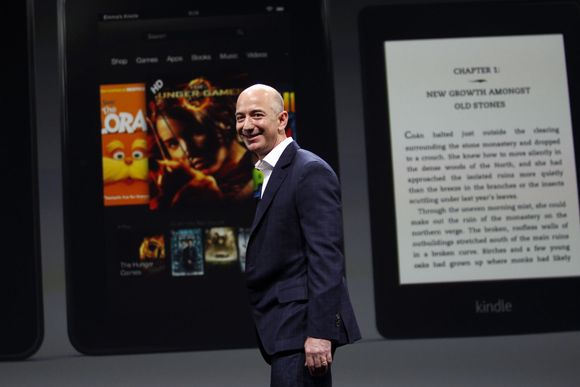 Vil selge innhold: Jeff Bezos med nye Kindle Fire HD og lesebrettet Kindle Paperwhite i bakgrunnen. <i>Bilde: Bloomberg/All Over Press</i>