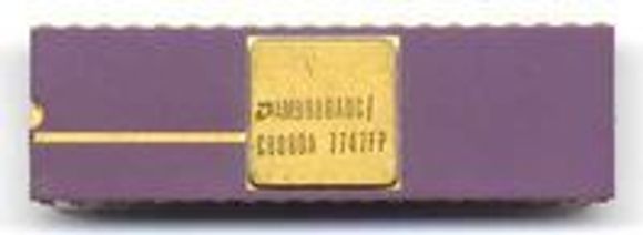 AMD C8080A-prosessor fra 1977.   Foto: Dirk Oppelt. Lisens:  GNU Free Documentation License