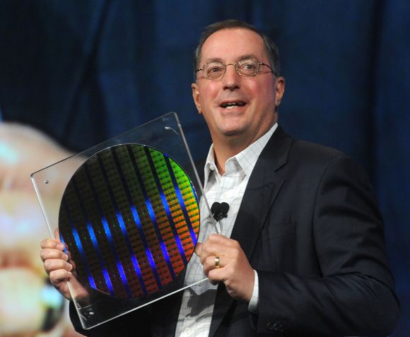 Paul Otellini holder wafer med 22 nm SRAM-brikker. <i>Bilde: Intel</i>