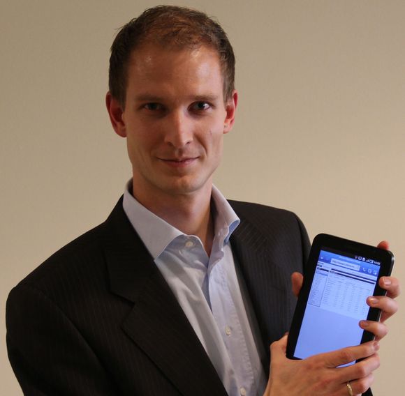 Edgeir Vårdal Aksnes, utviklingssjef i Visma Unique, er stolt over å kunne vise fram den nye skoleløsningen på  med nettbretett Samsung Galaxy Tab. <i>Bilde: Harald Brombach</i>
