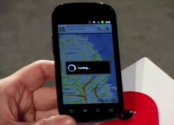Google-sjef Eric Schmidt viser fram kommende smartmobil basert på Android &quot;Gingerbread&quot;. Trolig er det snakk om mobilen Mulig Samsung Nexus S. <i>Bilde: OreillyMedia</i>