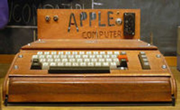 Apple I ble levert uten kabinett. Her en modell med hjemmesnekret kasse som står utstilt på museet Smithsonian. <i>Bilde: Ed Uthman, Wikimedia Commons</i>