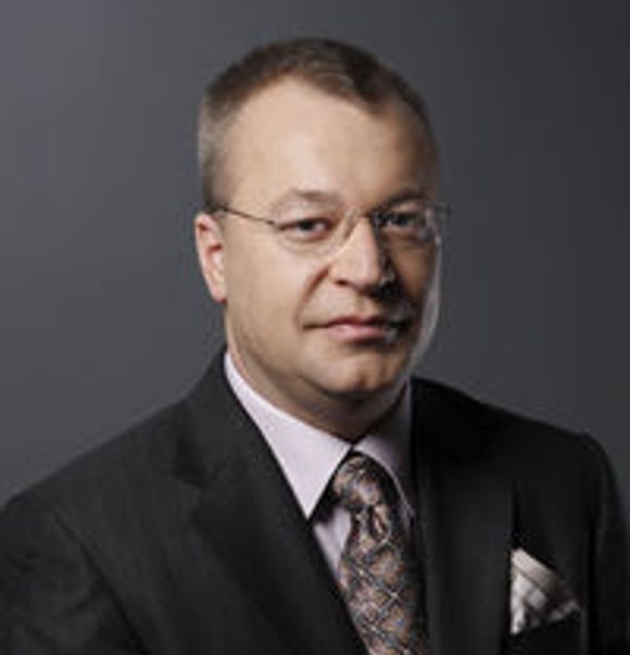 Stephen Elop er i dag sjef for «Business Division» i Microsoft. Han har tidligere hatt lederoppgaver i Juniper, Adobe og Macromedia. Han er kanadisk statsborger, og er utdannet i informatikk og ledelse ved McMaster University i Hamilton. <i>Bilde: Microsoft</i>