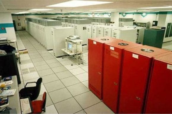 Superdatamaskinen ASCI Red til Sandia National Laboratories ble i 1997 verdens første datamaskin til å levere en ytelse på mer enn 1 teraflops. Dagens kraftigste superdatamaskin er mer enn 10 000 ganger kraftigere. <i>Bilde: Top500.org</i>