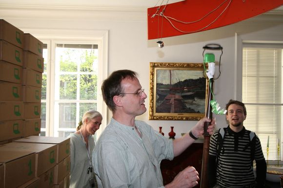 Håkon Wium Lie kobler strømkontakten til pæresokkelen på lampen