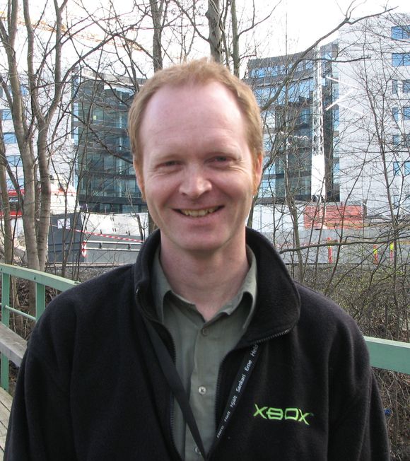 Jon Jahren foran Microsoft Norges kommende lokaler.