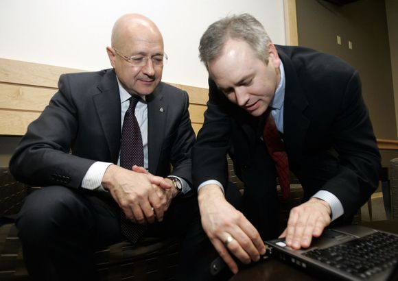 Microsofts Tim Cranton (høyre) demonstrerer COFEE for Interpols Jean-Michel Louboutin.
