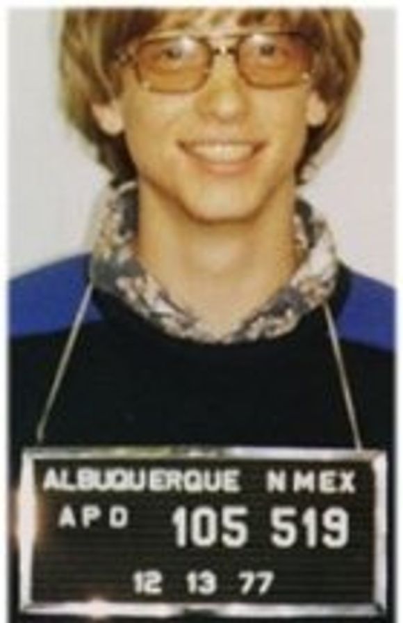 I mai 1977 ble Gates arrestert i New Mexico etter et trafikkuhell etter sigende forårsaket av høy fart. Dette bildet skal være autentisk.