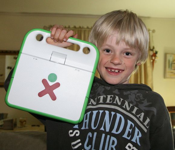 7 år gamle Carl Andreas Brenna synes OLPC-maskinen er kul og enkel å bruke, men at den er for treg i forhold til vanlige PC-er.