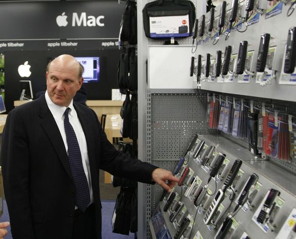Steve Ballmer sjekket ut mobilutvalget, og tok seg også tid til en runde i Apple-butikken.