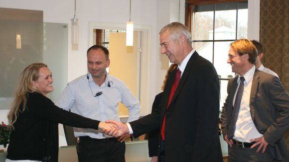 Toppsjef James Goodnight tok seg tid til å hilse på en ny ansatt i SAS Institute Norge. <i>Bilde: Marius Jørgenrud</i>