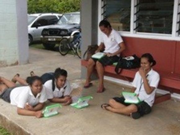 Skoleelever på Niue har fått hver sin XO. (foto: OLPC)