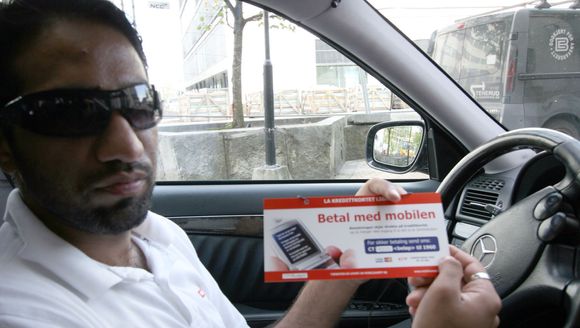 Taxisjåfør Maqsood Asi tror flere av kundene hans vil betale med mobiltelefonen.