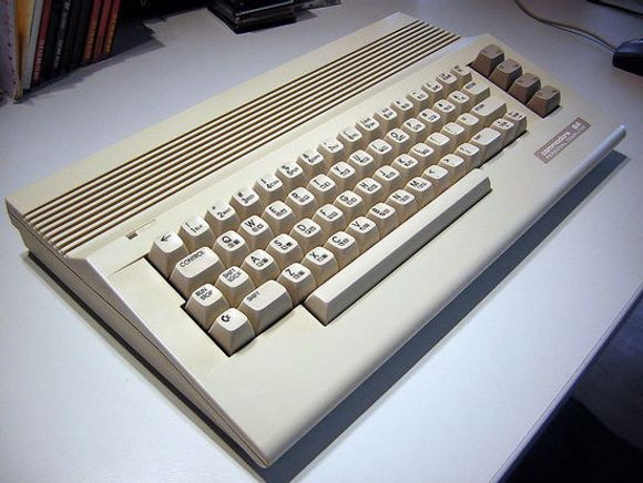 Den slankere Commodore 64C-utgaven. <i>Bilde: Wikimedia Commons</i>