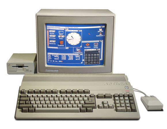 Commodore Amiga 500 med mus, skjerm og diskettstasjon. <i>Bilde: Wikipedia</i>
