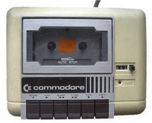 Commodore Datasette 1530, kassettspilleren til Commodore 64. Legg merke til posisjonstelleren. Den var helt nødvendig for å finne fram til programvare som ikke var lagt helt i starten på tapen. <i>Bilde: Wikipedia</i>