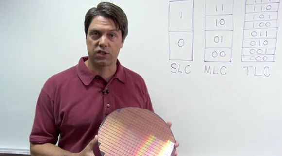 Microns Kevin Kilbuck med en silisiumskive som inneholder over hundre av de nye TLC flashminnebrikkene. <i>Bilde: Micron</i>