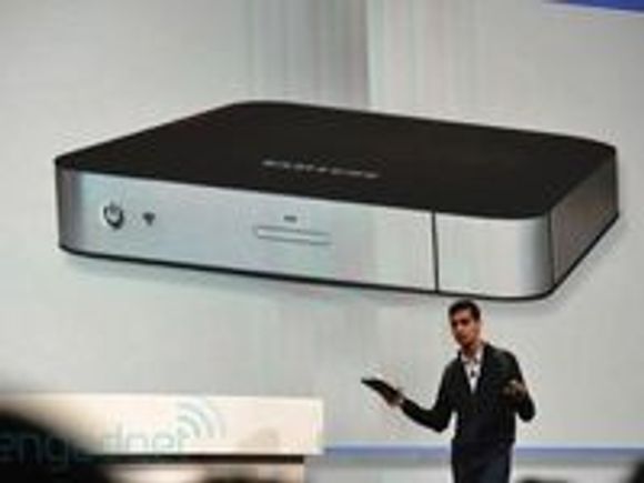 Googles produktsjef Sundar Pichai viste et raskt bilde av en Chromebox fra Samsung. <i>Bilde: Engadget</i>