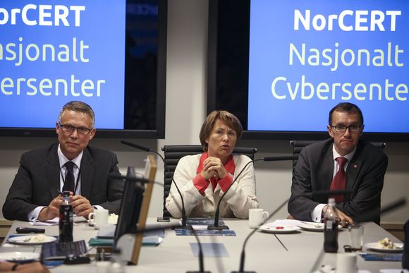 Statsrådene understreket at sikkerhetsarbeidet ved NorCERT får stor oppmerksomhet fra regjeringen. <i>Bilde: Per Ervland</i>