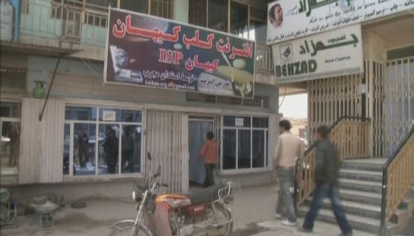 Internett-kafeer er svært popuplære i Afghanistans hovedstad Kabul (foto: Nato Channel).