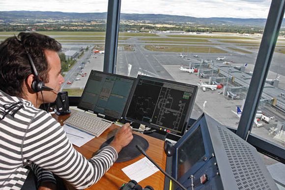 Flyveleder ved Oslo Lufthavn Gardermoen (OSL). Verken OSL eller personen på bildet er relatert til saken.
